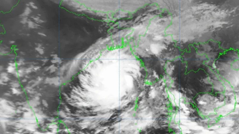 কক্সবাজার থেকে ৬৫০ কিমি দূরে গভীর নিম্নচাপটি, উত্তাল সাগর