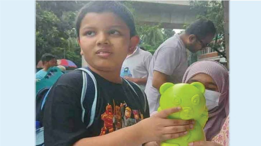 প্লাস্টিকের ব্যাংকে জমানো টাকা বন্যার্তদের দিল ছোট্ট ইহান