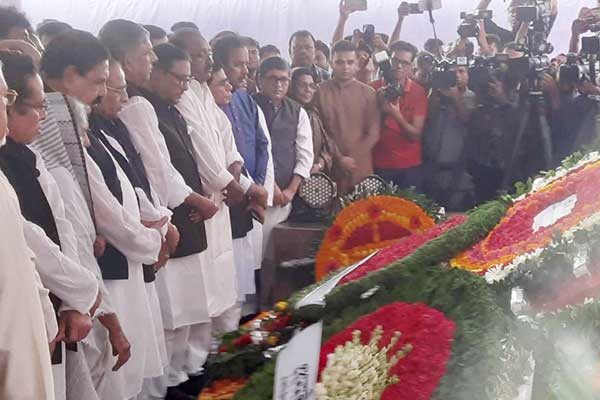 শেখ কামালের প্রতিকৃতিতে আওয়ামী লীগের শ্রদ্ধা