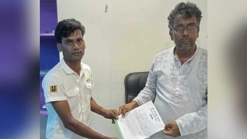 মনোনয়ন ফরম কিনলেন 'পান দোকানদার' সবুজ প্রামাণিক
