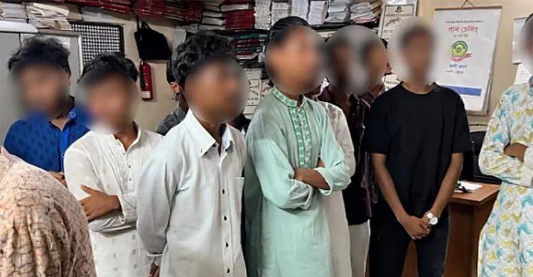 ‘জয় বাংলা’ স্লোগান দিয়ে টিকটক ভিডিও,১২ তরুণ আটক