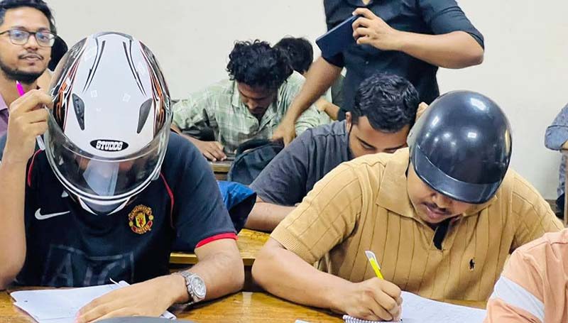 হেলমেট পরে পরীক্ষার হলে জবি শিক্ষার্থীরা