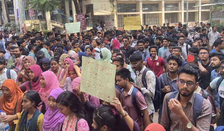 তিন দফা দাবিতে জবি শিক্ষার্থীদের অবরোধ,আটকা পড়লেন উপাচার্য