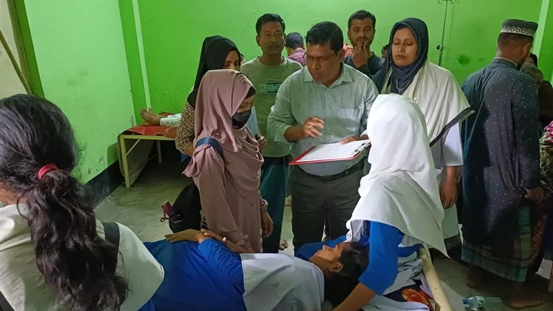 মাগুরায় বিদ্যালয়ের ওয়াল ভেঙে পড়ে ৮ ছাত্রী আহত