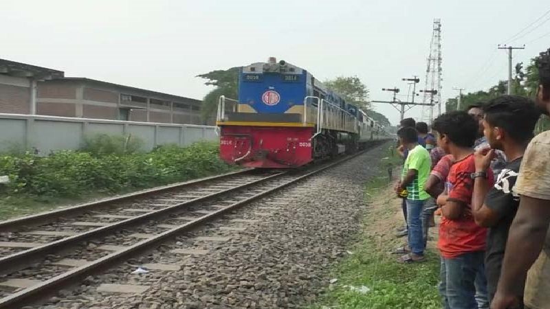 ট্রেনের নিচে ঝাঁপ, দ্বিখণ্ডিত লাশের পাশে মিলল সুইসাইড নোট