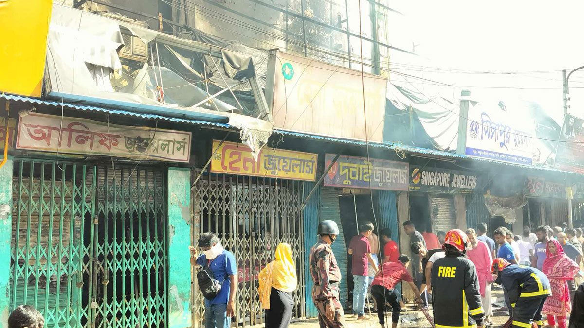 কৃষি মার্কেটে আগুন : পুড়েছে ১৮ স্বর্ণের দোকান