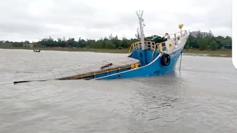 পশুর নদীতে ডুবে গেল কয়লাবোঝাই জাহাজ