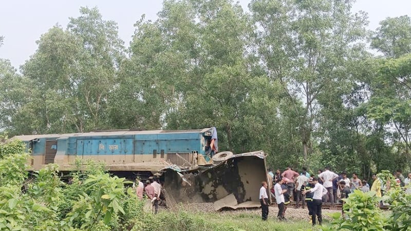 ট্রেনের সঙ্গে ট্রাকের ধাক্কা:নিহত বেড়ে ৬