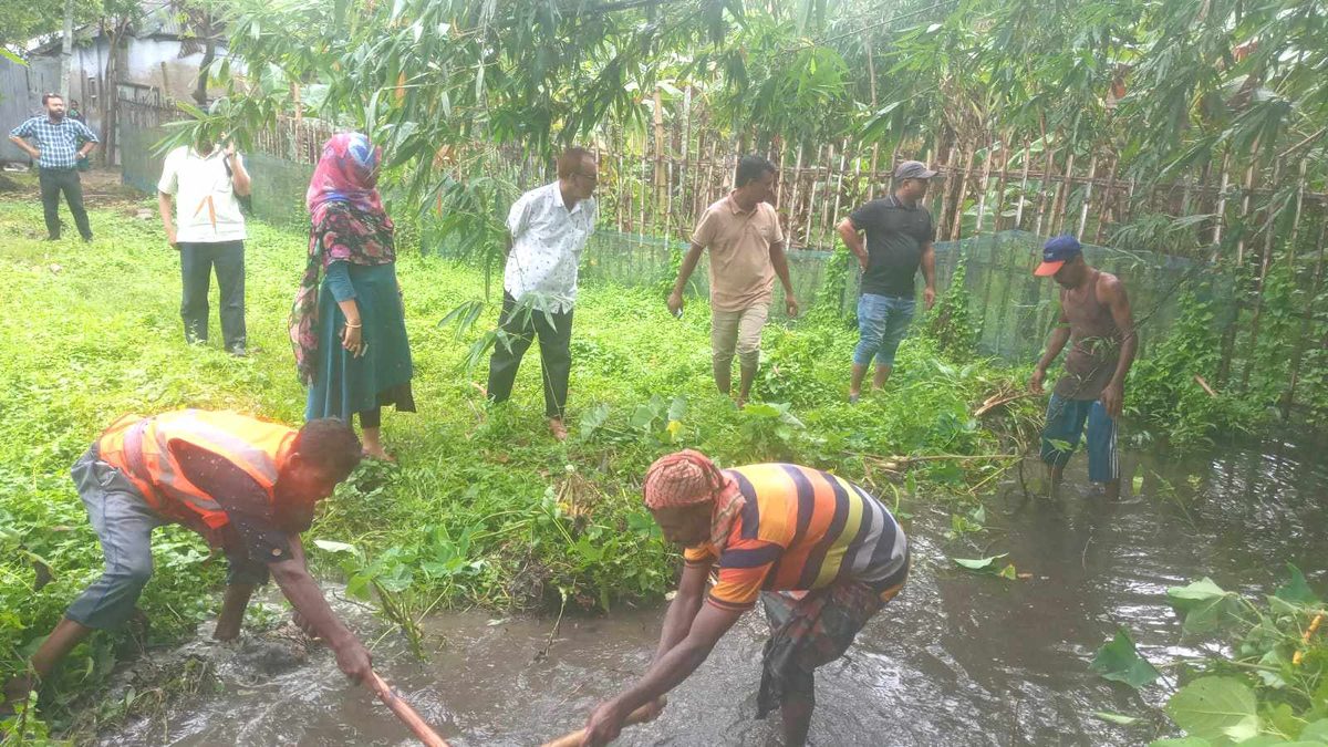 খোকসা পৌরসভার জলাবদ্ধতা নিরসনে পরিদর্শন করলেন পৌর প্রশাসক