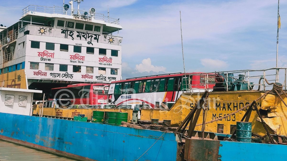 নৌকায় এসে ফেরিতে ছিনতাই, আটক ১