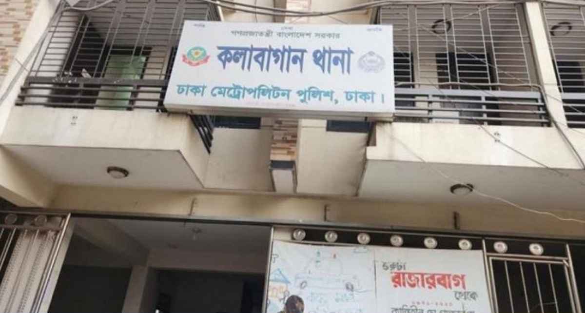 ফুল নিয়ে ধানমন্ডি ৩২-এ যাওয়ার পথে তিন নারীসহ আটক ৪