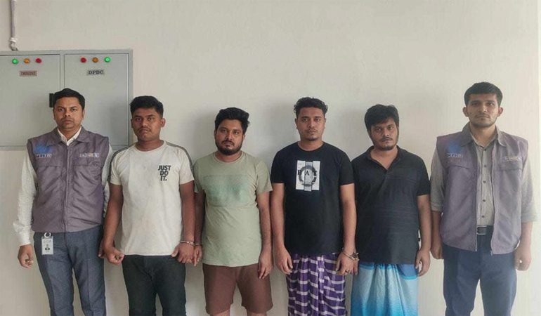 অনলাইনের চার জুয়াড়ি গ্রেপ্তার