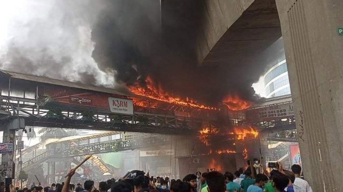 রণক্ষেত্র কাজীপাড়া, পুলিশ বক্সে আগুন