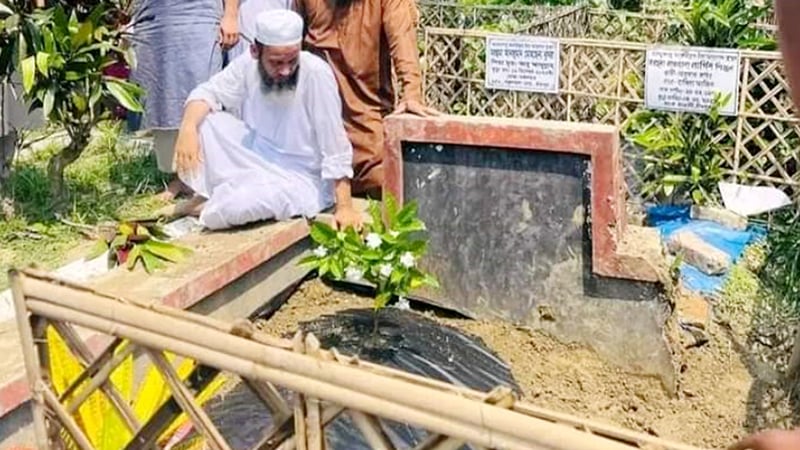 বাবার কাঁদে ছেলের লাশ, এ যেন নীরব কান্না