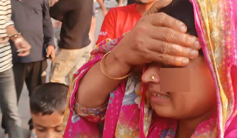 রাজধানীতে ফ্লাইওভার থেকে ৪ ককটেল নিক্ষেপ, নারী আহত