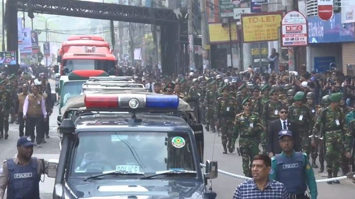 সংসদ ভবনের দিকে নেওয়া হচ্ছে খালেদা জিয়ার মরদেহ