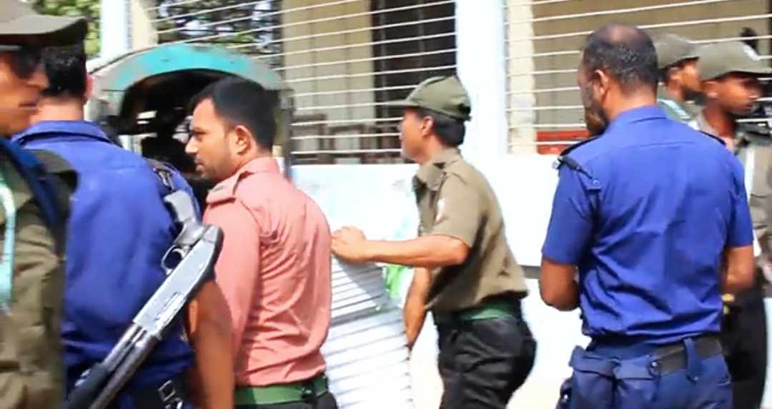 কেন্দ্রে কেন্দ্রে নির্বাচনী সরঞ্জাম,রাত পোহালেই ভোট