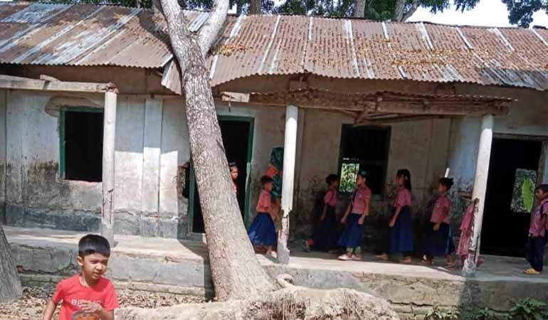 খোকসায় ঝুঁকি ও আতঙ্কে বিদ্যালয়ের শিক্ষার্থীরা