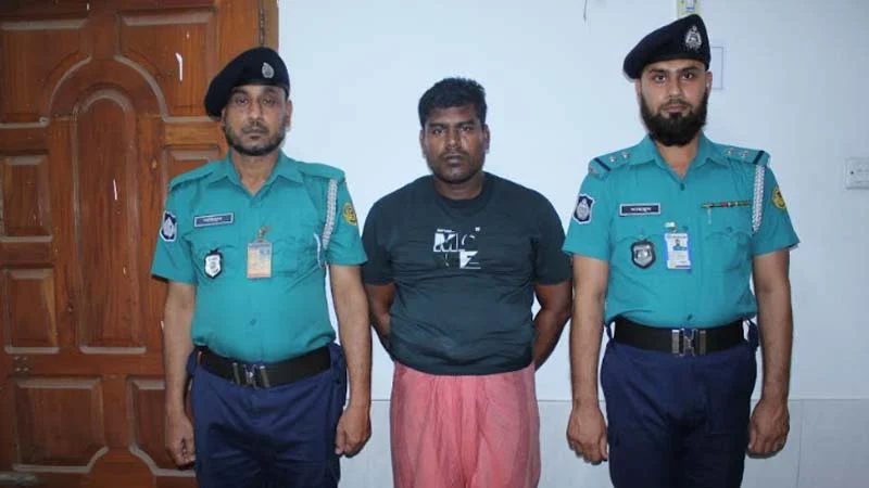 শিক্ষকের ব্যাগ থেকে চুরির ৯ লাখ টাকাসহ চোর আটক