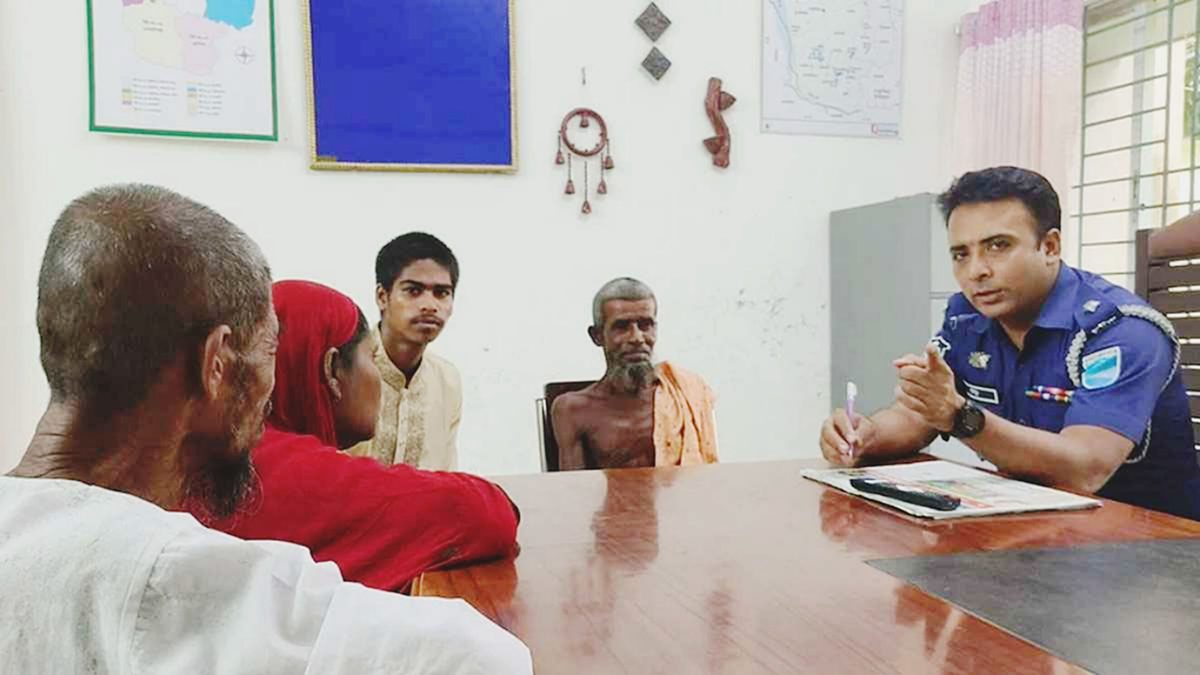 স্ত্রীর সঙ্গে অভিমান করে বাড়ি ছেড়েছিলেন, ফিরলেন ৩২ বছর পর