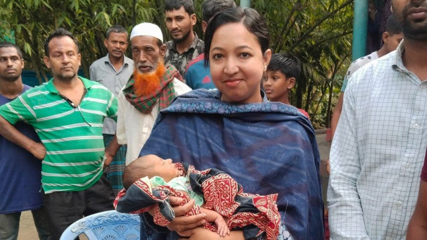 রাস্তার ধারে জন্ম নেওয়া শিশুর পাশে উপজেলা প্রশাসন