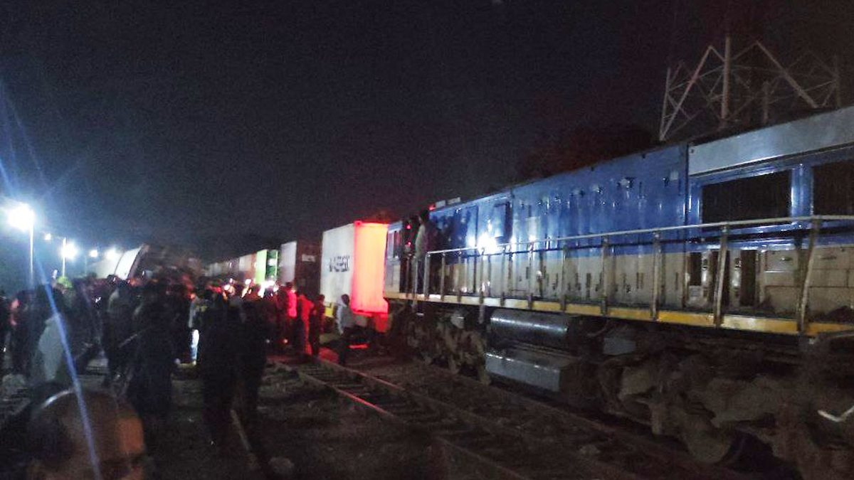 ৪ ঘণ্টা পর দুর্ঘটনাস্থল ছেড়ে গেল মালবাহী ট্রেন