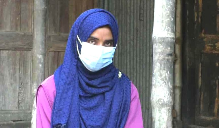 বিয়ের দাবিতে প্রেমিকের বাড়িতে প্রেমিকার অনশন