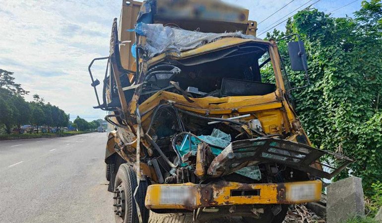 কাভার্ডভ্যানের ধাক্কায় প্রাণ গেল সহোদর চালক-হেলপারের
