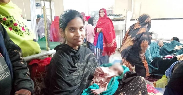 কুষ্টিয়ার চুরি যাওয়া নবজাতককে মায়ের কোলে ফিরিয়ে দিলো র‍্যাব