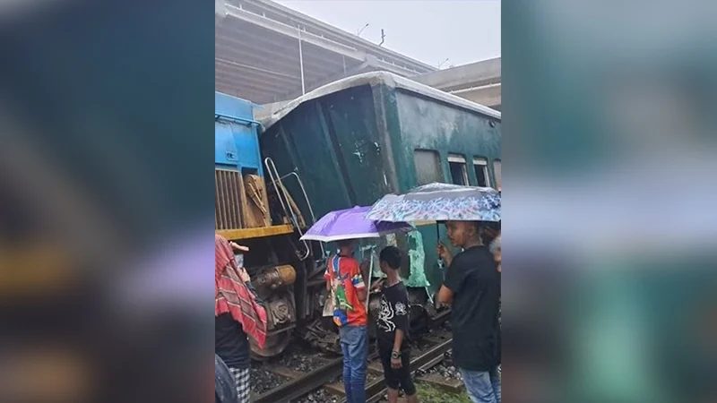 তেজগাঁওয়ে ক্রেনের আঘাতে ট্রেন লাইনচ্যুত, ঢাকার সঙ্গে রেল যোগাযোগ বন্ধ