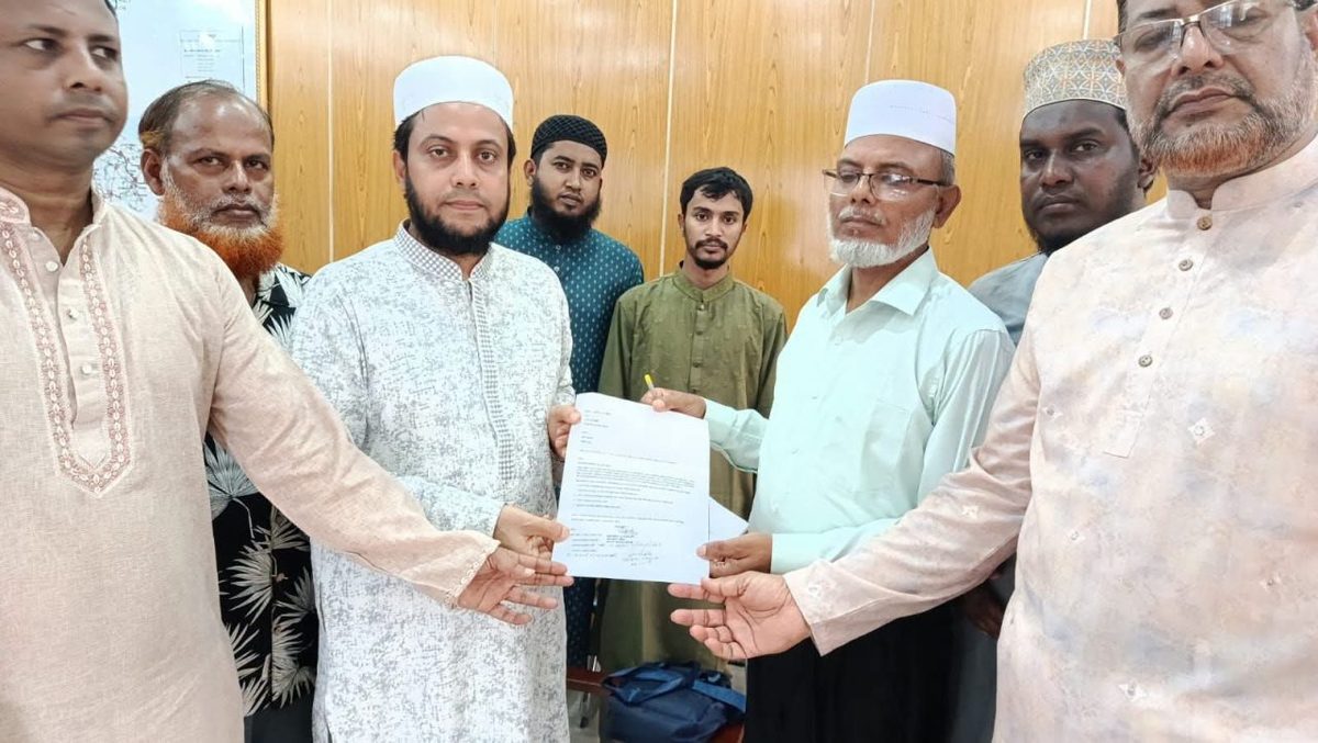 নিত্যপণ্যের দাম নিয়ন্ত্রণের দাবিতে কুষ্টিয়া ডিসিকে ১১ দলের স্মারকলিপি