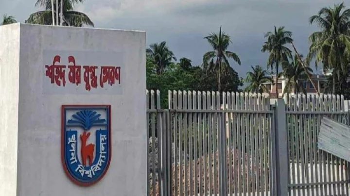 খুবির প্রধান ফটকের নাম হলো ‘শহীদ মীর মুগ্ধ তোরণ’