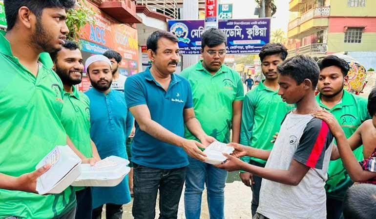 কুষ্টিয়ায় স্বপ্ন প্রয়াস যুব সংস্থার উদ্যোগে পথশিশুদের মাঝে ইফতার বিতরণ