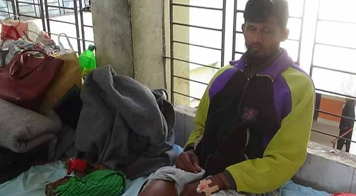 বাড়ির যাতায়াত রাস্তা বন্ধে বাধা দেওয়ায় আপন ভাইকে পিটিয়ে জখম
