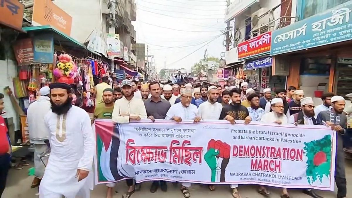 গাজায় ইসরাইলি হামলার প্রতিবাদে কুমারখালীতে বিক্ষোভ