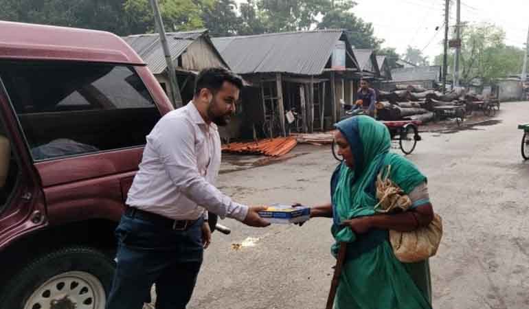ইফতার নিয়ে অসহায়দের পাশে কুমারখালীর ইউএনও বিতান