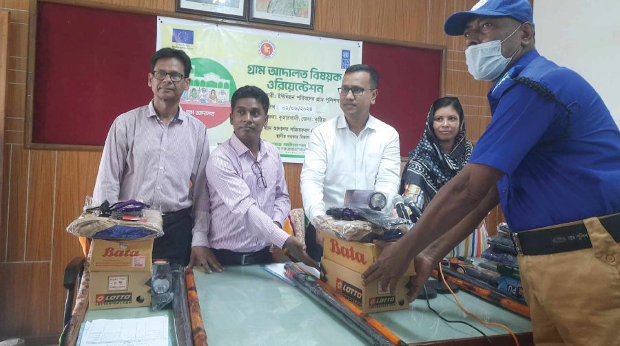 কুমারখালীতে নতুন ইউনিফর্ম ও সরঞ্জামাদি পেলেন ১১০ গ্রাম পুলিশ