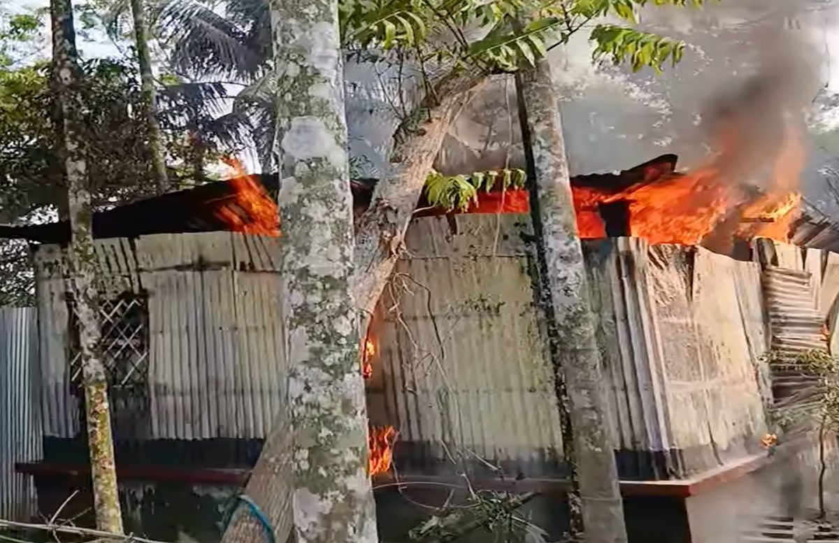 বৈদ্যুতিক শর্ট সার্কিট আগুনে দিনমুজুরের বসতবাড়ি পুড়ে ছাই