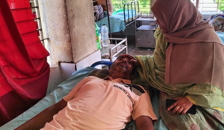 পাওনা টাকার জেরে ব্যাংক কর্মকর্তাকে পিটিয়ে আহত