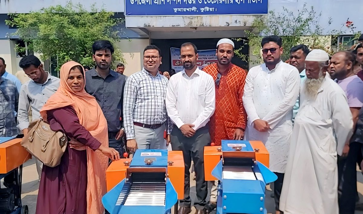 কুমারখালীতে পিজি খামারীদের মাঝে উপকরণ বিতরণ