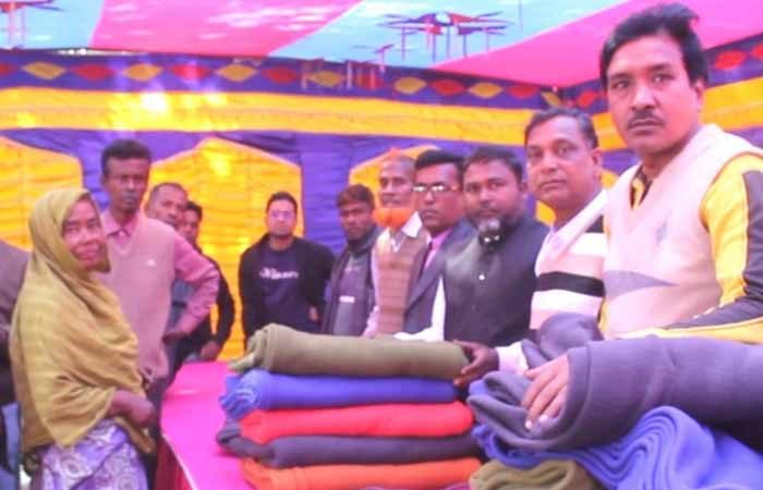 কুমারখালীতে শীতার্তদের মাঝে শীত বস্ত্র বিতরণ।