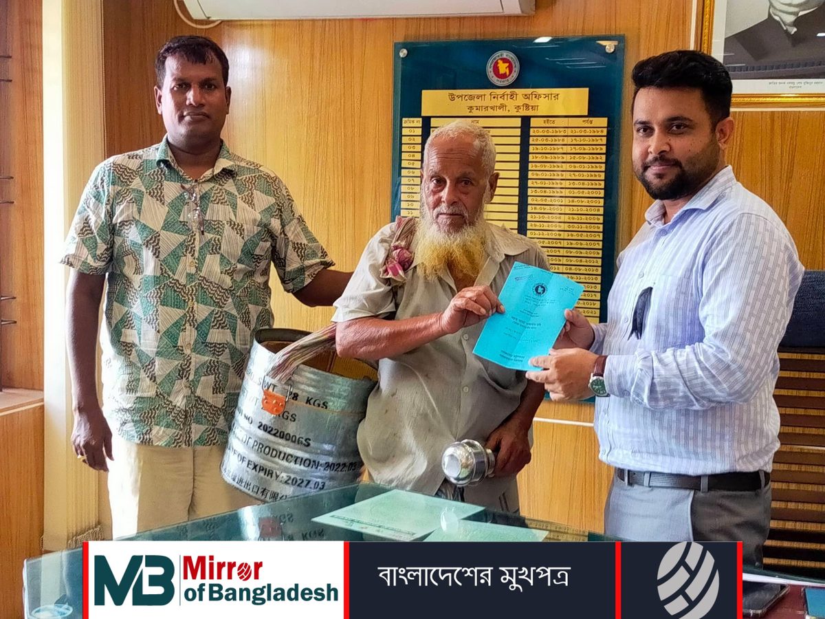 বাড়ি থেকে ডেকে নিয়ে বৃদ্ধকে ভাতা দিলেন ইউএনও