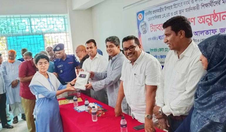 খোকসায় শিক্ষার্থীদের মাঝে প্রধানমন্ত্রীর উপহার বিতরণ।