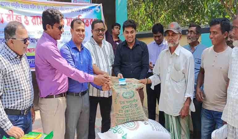 খোকসায় কৃষকের মাঝে বিনামূল্যে বীজ ও সার বিতরণ
