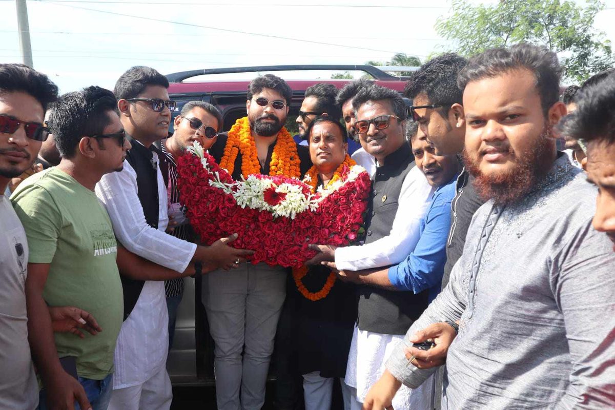 কুষ্টিয়ায় স্বেচ্ছাসেবক লীগের নবগঠিত কমিটির নেতাকর্মীদের ফুলেল সংবর্ধনায় বরণ