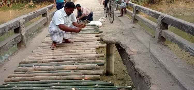 কুষ্টিয়ায় ব্রিজের উপর বাঁশের সাঁকো
