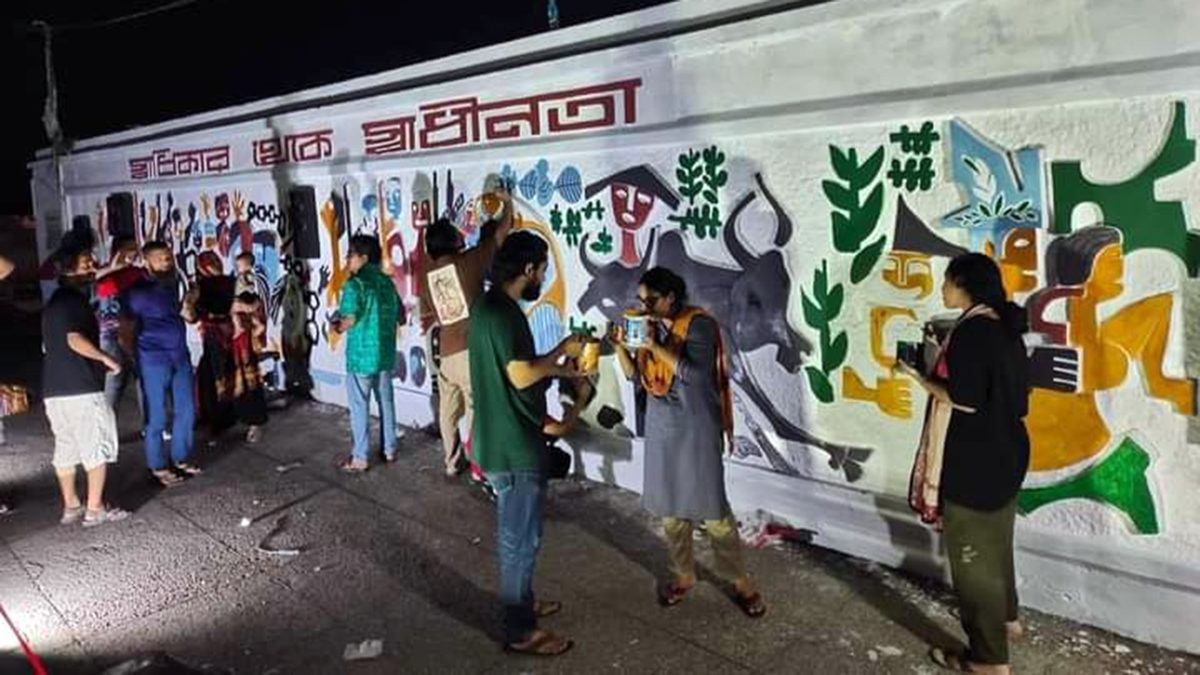শিক্ষার্থীদের রং-তুলির ছোঁয়ায় প্রাণ ফিরে পেল ‘স্বাধিকার থেকে স্বাধীনতা’ মঞ্চ