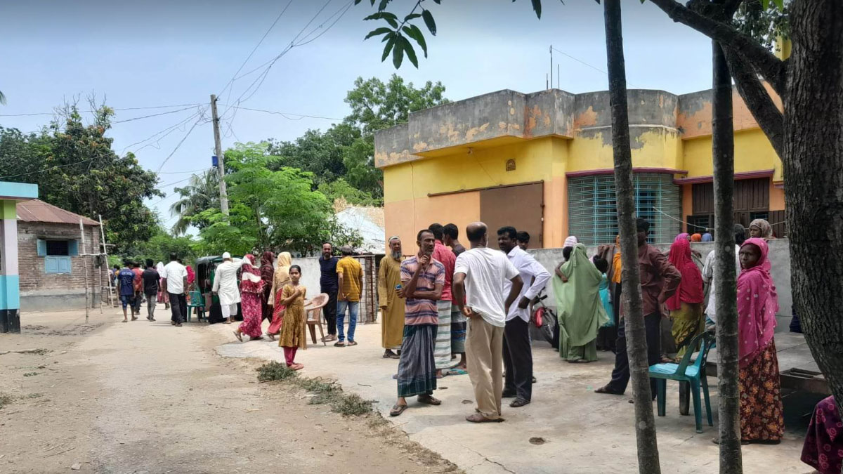 ঘুমন্ত স্বামীকে কুপিয়ে হত্যা,পাশে‌ই ঘুমিয়ে ছিল স্ত্রী