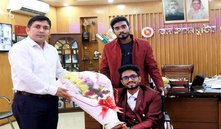 কুষ্টিয়ার ডিসির সঙ্গে সৌজন্য সাক্ষাৎ করলেন সফল ফ্রিল্যান্সার অনিক মাহমুদ