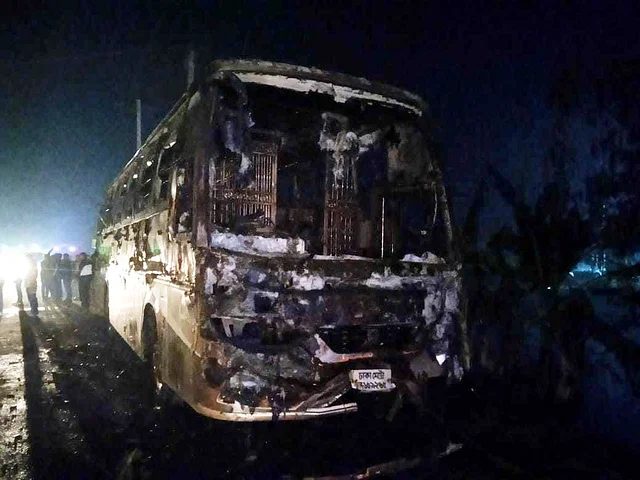 কুষ্টিয়ায় হাইওয়ে থানার সামনে দাঁড়িয়ে থাকা বাসে আগুন